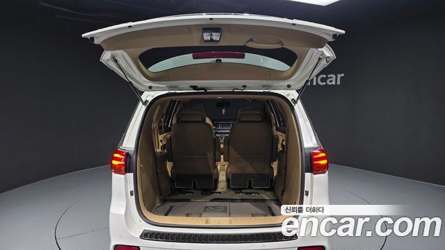 Kia Carnival Gasoline 7-Seater Limousine VIP 2020 — фото 20
