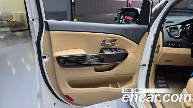 Kia Carnival Gasoline 7-Seater Limousine VIP 2020 — фото 24