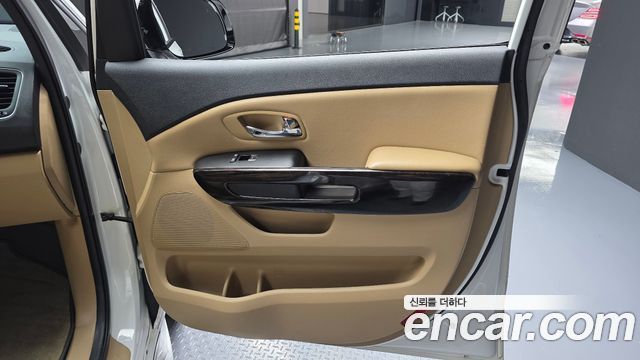 Kia Carnival Gasoline 7-Seater Limousine VIP 2020 — фото 25