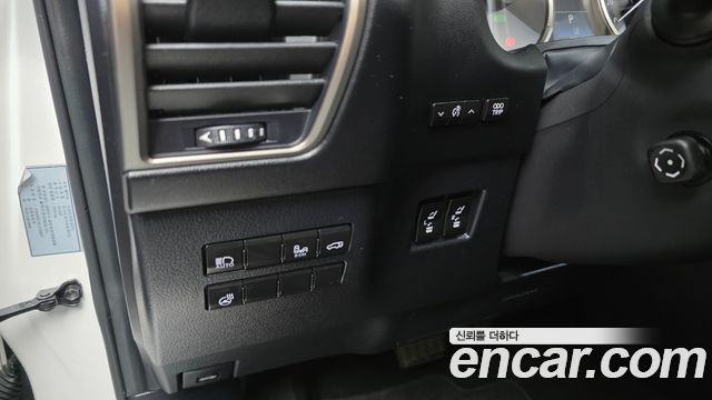 Lexus NX300h Executive 2020 — фото 18