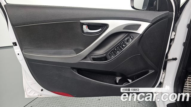 Hyundai Avante 1.6 GDi Premium Standard 2014 — фото 24