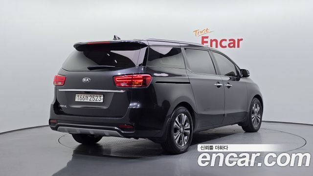 Kia Carnival 9-Seater Luxury 2020 — фото 2