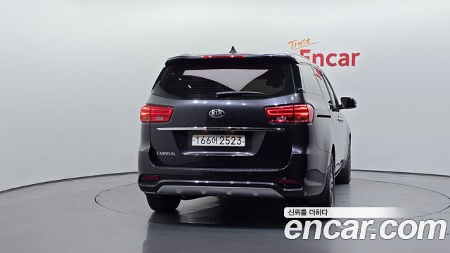Kia Carnival 9-Seater Luxury 2020 — фото 4