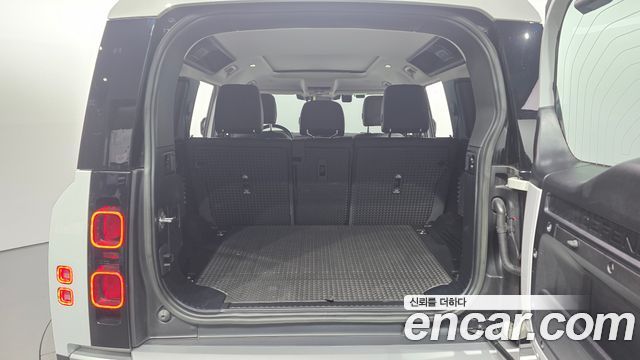 Land Rover Defender (L663) 110 D250 SE 2023 — фото 18