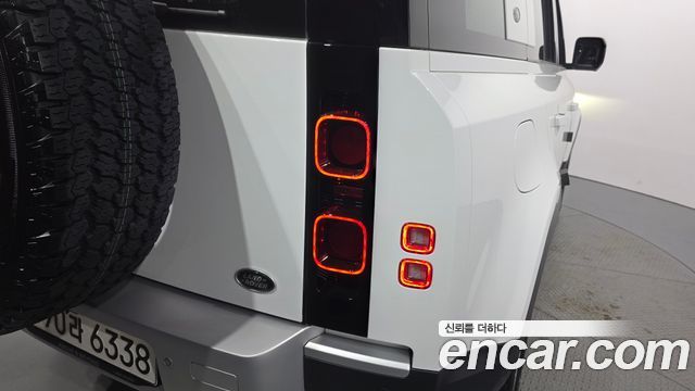 Land Rover Defender (L663) 110 D250 SE 2023 — фото 23