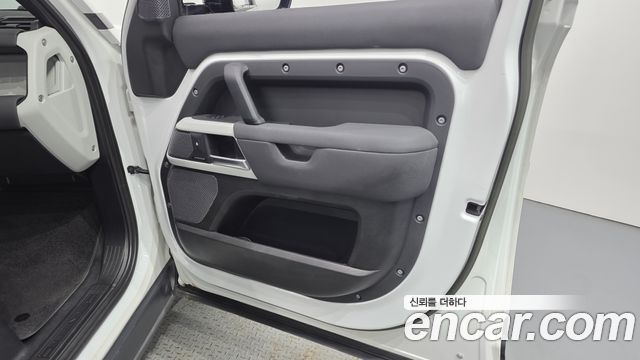Land Rover Defender (L663) 110 D250 SE 2023 — фото 24
