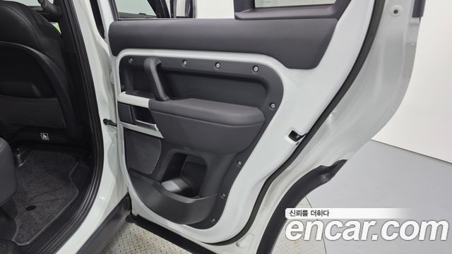Land Rover Defender (L663) 110 D250 SE 2023 — фото 25