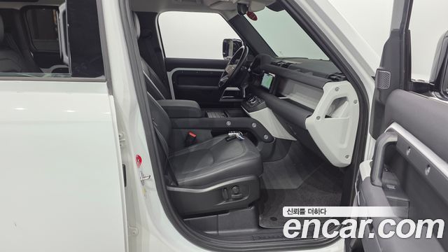 Land Rover Defender (L663) 110 D250 SE 2023 — фото 26