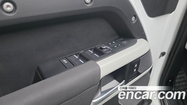 Land Rover Defender (L663) 110 D250 SE 2023 — фото 28