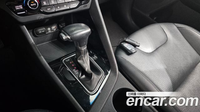 Kia Niro Prestige 2017 — фото 9