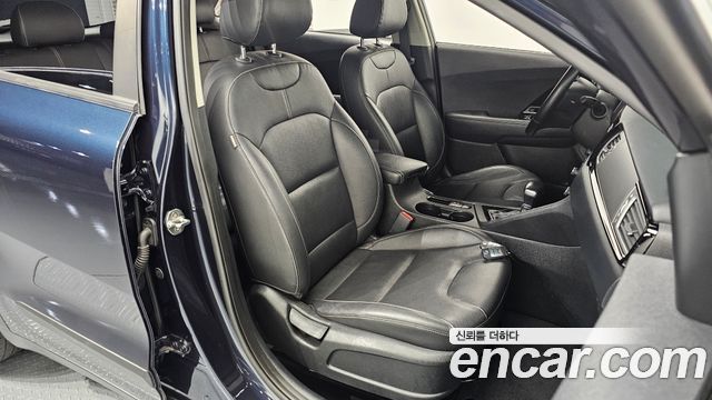 Kia Niro Prestige 2017 — фото 12