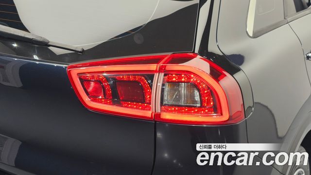 Kia Niro Prestige 2017 — фото 23