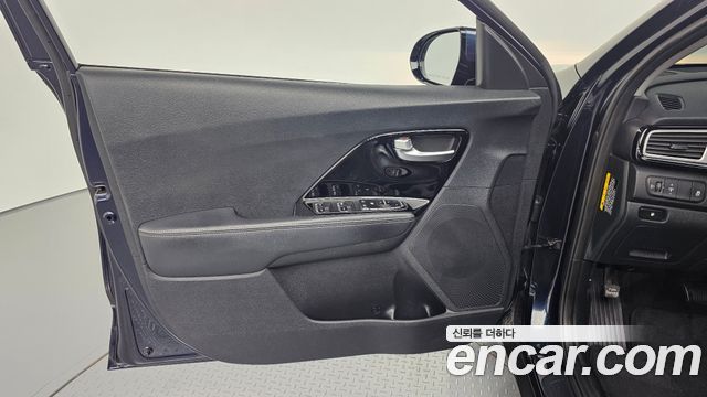 Kia Niro Prestige 2017 — фото 24