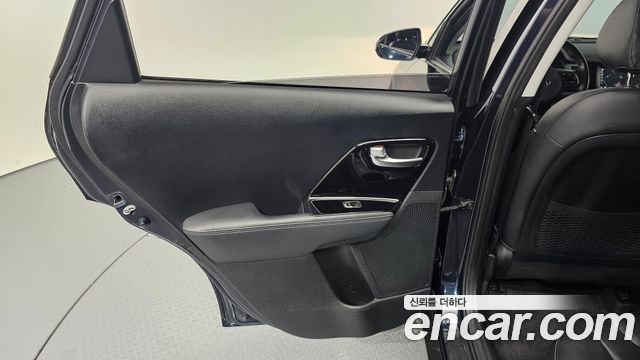 Kia Niro Prestige 2017 — фото 25