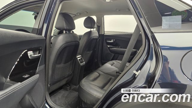 Kia Niro Prestige 2017 — фото 26