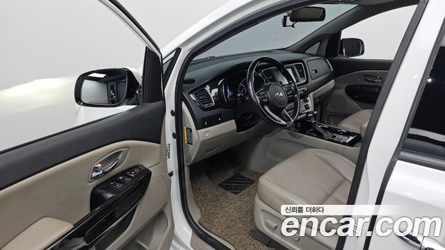 Kia Carnival 7-Seater Limousine VIP 2019 — фото 12