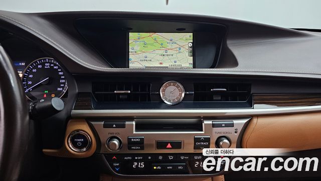 Lexus ES300h Supreme XV60 2017 — фото 13