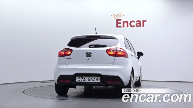 Kia Pride 1.4 MPI Hatchback Deluxe 2013 — фото 4