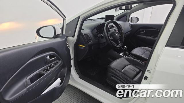 Kia Pride 1.4 MPI Hatchback Deluxe 2013 — фото 10