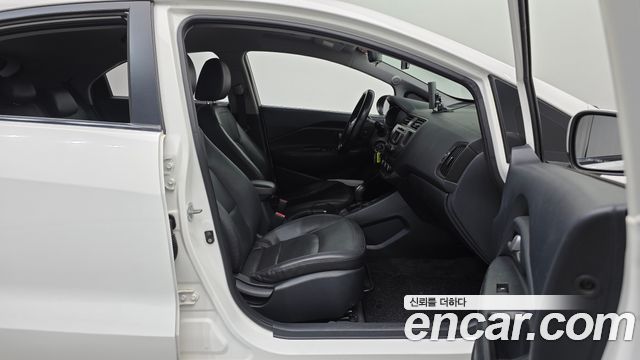 Kia Pride 1.4 MPI Hatchback Deluxe 2013 — фото 11