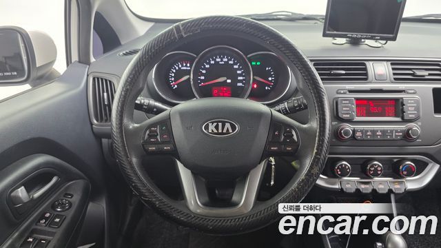 Kia Pride 1.4 MPI Hatchback Deluxe 2013 — фото 13