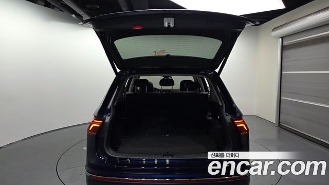 Volkswagen Tiguan Allspace 2.0 TSI Prestige 2023 — фото 20