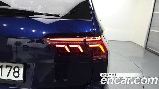Volkswagen Tiguan Allspace 2.0 TSI Prestige 2023 — фото 23