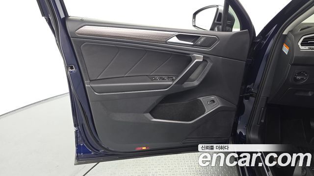 Volkswagen Tiguan Allspace 2.0 TSI Prestige 2023 — фото 24