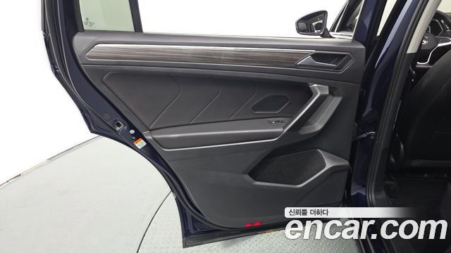 Volkswagen Tiguan Allspace 2.0 TSI Prestige 2023 — фото 25