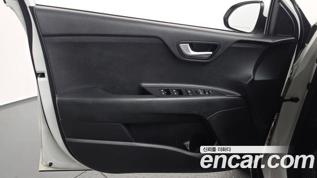 Kia Stonic 1.4 Trendy 2018 — фото 24