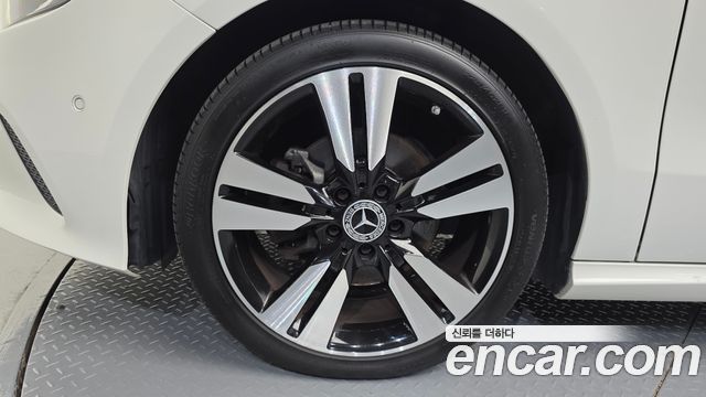 Mercedes-Benz A-Class (W176) A200 2018 — фото 5
