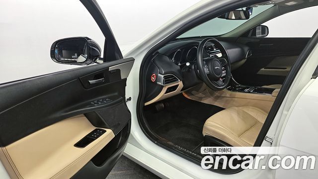 Jaguar XE 20d Prestige 2017 — фото 11