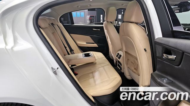Jaguar XE 20d Prestige 2017 — фото 12
