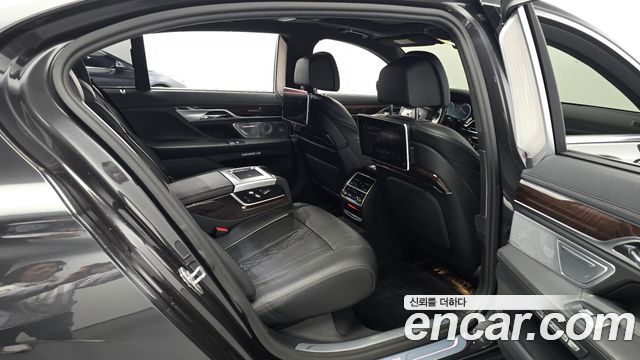BMW 7 Series (G11) 750Li xDrive 2017 — фото 12