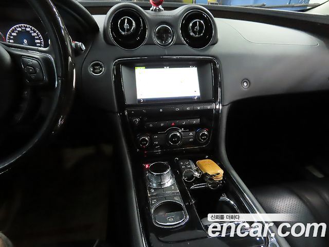 Jaguar XJ 3.0D Premium Luxury LWB X351 2016 — фото 10