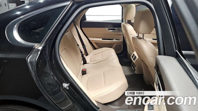 Jaguar XF (X260) 20d Prestige AWD 2019 — фото 11