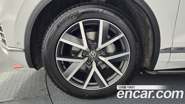 Volkswagen Touareg (III) 3.0 TDI Prestige 2023 — фото 5