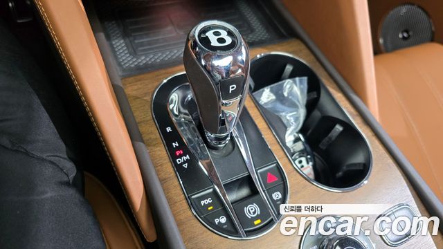 Bentley Bentayga 4.0 V8 Azure 2023 — фото 9