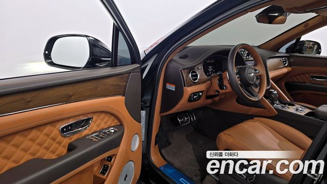 Bentley Bentayga 4.0 V8 Azure 2023 — фото 10