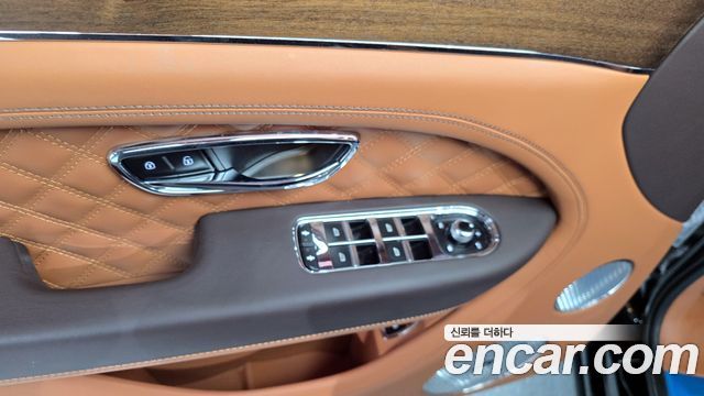 Bentley Bentayga 4.0 V8 Azure 2023 — фото 14