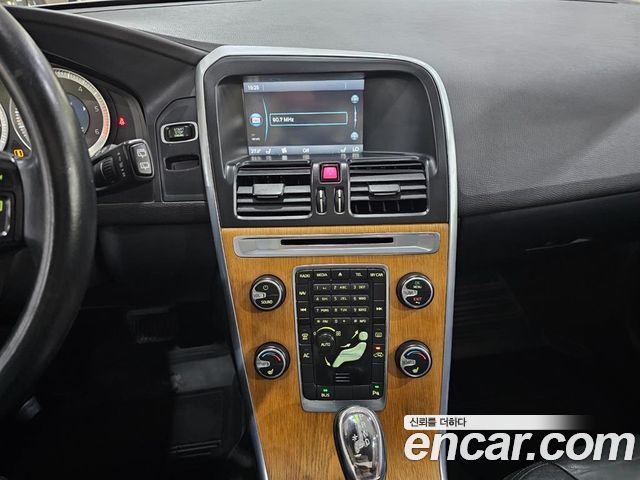 Volvo XC60 D4 1st 2013 — фото 9