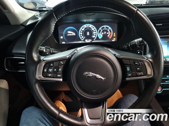 Jaguar F-PACE 20d Prestige 2018 — фото 15