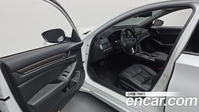 Honda Accord (X) 2.0 Hybrid Touring 2019 — фото 11