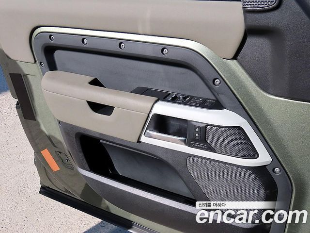 Land Rover Defender (L663) 90 D250 SE 2022 — фото 15