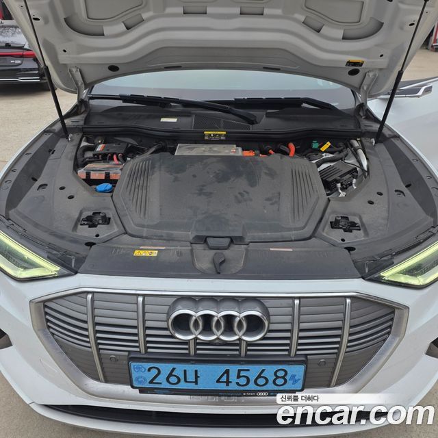 Audi e-tron 55 Quattro 2020 — фото 23