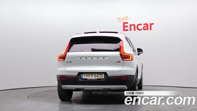 Volvo XC40 B4 Inscription 2022 — фото 4