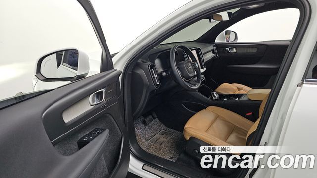 Volvo XC40 B4 Inscription 2022 — фото 10
