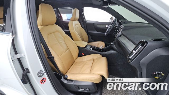 Volvo XC40 B4 Inscription 2022 — фото 11