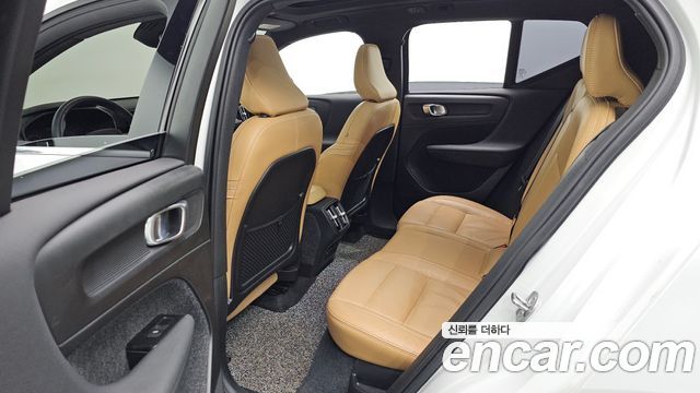 Volvo XC40 B4 Inscription 2022 — фото 12