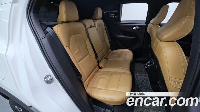 Volvo XC40 B4 Inscription 2022 — фото 13